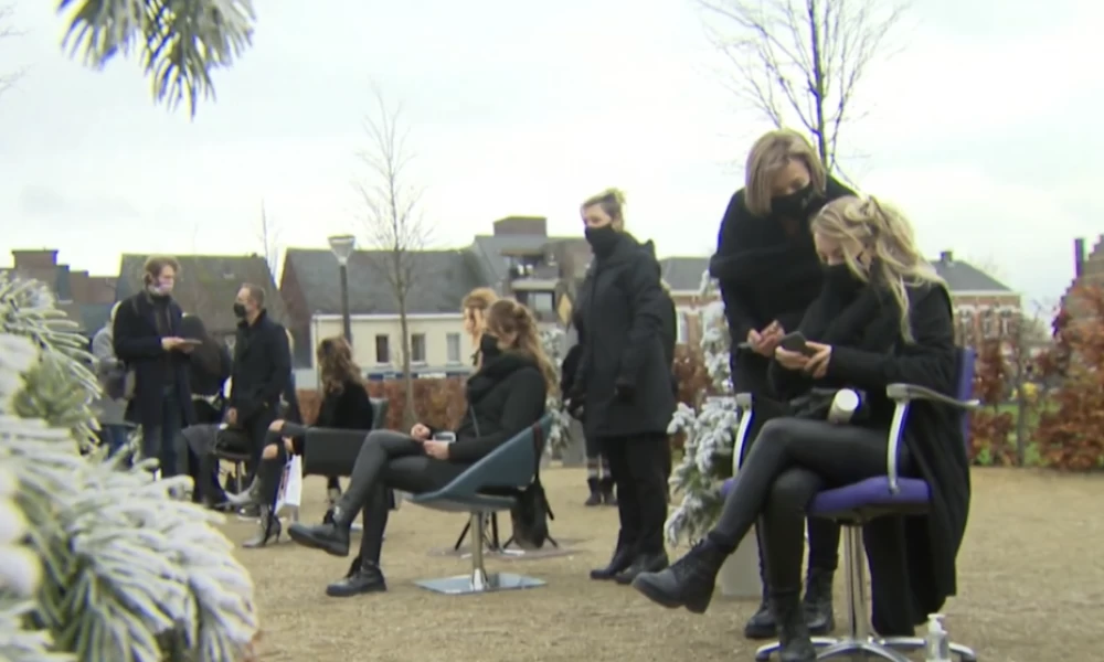 Η “επανάσταση” των κομμωτών! Βέλγοι έβγαλαν καρέκλες έξω κόντρα στην καραντίνα